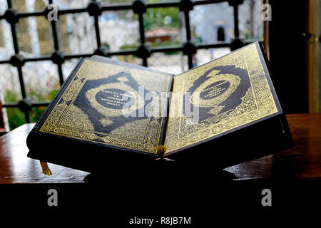 Coran musulmane livre sur un stand Banque D'Images