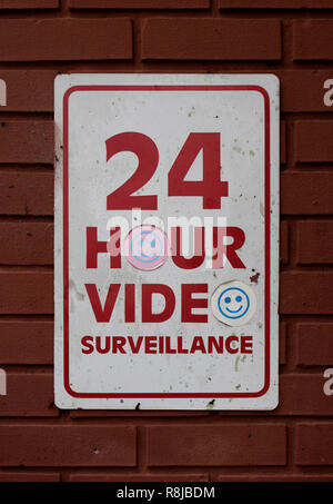 24 heures de vidéo-surveillance signe avec autocollants Smiley Banque D'Images