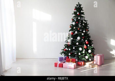 Arbre de Noël avec des cadeaux et décorations les lumières nouvelle année Garland Banque D'Images