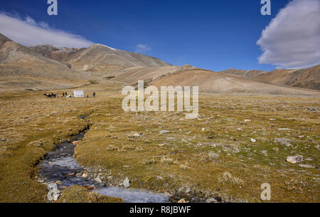 Rivière gelée et camping le long de la Tso Moriri trek, Ladakh, Inde Banque D'Images