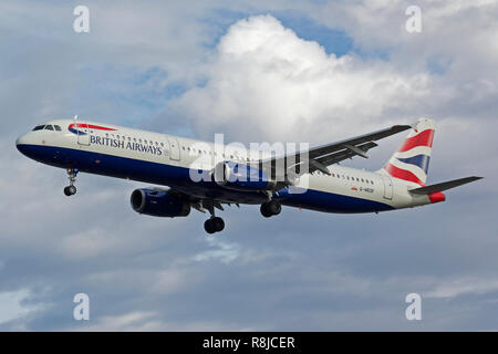 British Airways Airbus A321-231 G-MEDF à l'atterrissage à l'aéroport London Heathrow Banque D'Images
