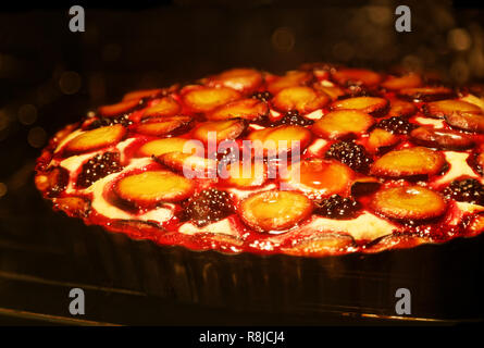 Libre des berry pie avec des prunes et des Blackberry est cuit au four. L'accent peu profondes. Banque D'Images