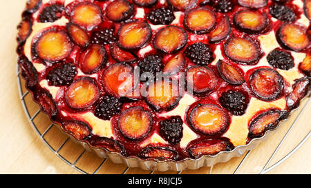 Libre des berry pie avec des prunes et des Blackberry sur table en bois. L'accent peu profondes. Banque D'Images