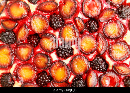 Maison de fond de tarte aux petits fruits prunes et Blackberry. Vue d'en haut. Banque D'Images