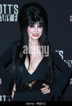 BUENA PARK, Orange County, Californie, USA - 29 SEPTEMBRE : Elvira, Cassandra Peterson à Knott's Scary Farm et tous contre le Celebrity nuit 2017 tenue à Knott's Berry Farm le 29 septembre 2017 à Buena Park, Orange County, Californie, États-Unis. (Photo de David Acosta/Image Press Office) Banque D'Images