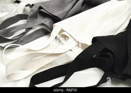 Eco sac de lin ou de coton de diverses couleurs. Zéro déchets organiques pour garder les légumes frais et sain à la maison. Naturel réutilisable vide Banque D'Images