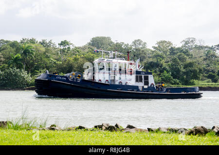 Remorqueur du Canal de Panama. Photo prise sur la côte caraïbe du Canal Banque D'Images