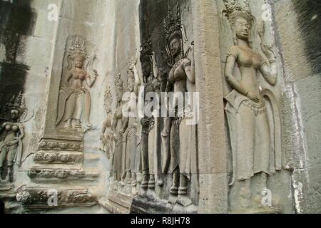 Danseuses cambodgiennes sculptée dans les murs de pierre de l'Angkor Wat temples dans la province de Siem Reap. Banque D'Images