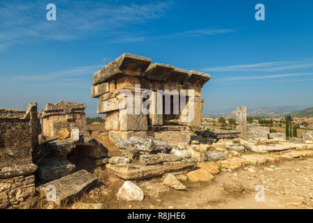 Ruines de la ville antique d'Hiérapolis. Vue sur le vieux bâtiments en pierre en ruine. Ce lieu est un site classé au Patrimoine Mondial Banque D'Images