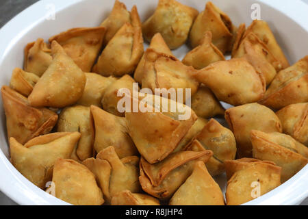 Samosa punjabi frits Banque D'Images