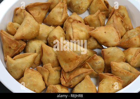 Samosa frits Banque D'Images