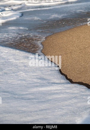 Écume de mer argentée sur Porthmeor beach surf St Ives Cornwall UK Europe Banque D'Images