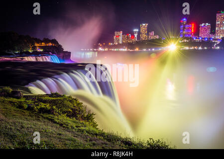 Niagara Falls dans la nuit avec l'horizon Banque D'Images