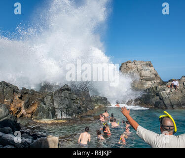 Le Parc national Arikok Aruba Aruba Conchi - piscine naturelle - de l'impact des vagues massives de snorkeling et les touristes visitant une attraction touristique populaire Banque D'Images