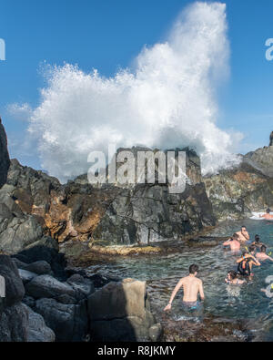 Le Parc national Arikok Aruba Aruba Conchi - piscine naturelle - de l'impact des vagues massives de snorkeling et les touristes visitant une attraction touristique populaire Banque D'Images