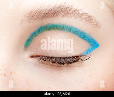 Plan macro sur gros plan femme fermé les yeux. Femme avec vogue beauté visage maquillage. Fille avec une peau parfaite et ombres à paupières Smoky Eyes bleu Banque D'Images