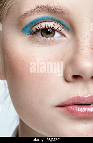 Libre shot des droits de visage de femme. Fille avec une peau parfaite et ombres à paupières Smoky Eyes bleu. Femme avec vogue beauté visage maquillage. Banque D'Images