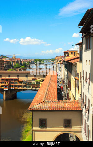 Le Ponte Vecchio et Corridoio Vasariano. Voir à partir de la fenêtre de la Galleria degli Uffizi Banque D'Images