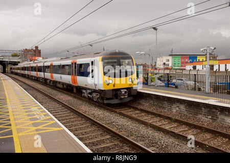 360 classe Heathrow Connect train de voyageurs à Southall, près de Londres Banque D'Images