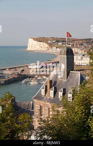 France, Seine Maritime, Le Treport, ancien hôtel de ville à partir de 1882 et à l'arrière-plan les falaises de mers les bains Banque D'Images