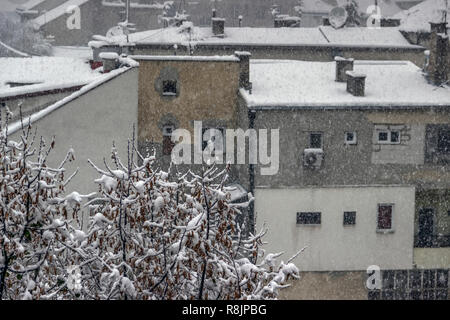 , Belgrade, Serbie - Usure des bâtiments résidentiels au cours de neige Banque D'Images