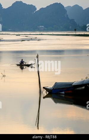 Vietnam, province de Ninh Binh, à l'intérieur des terres de la baie d'Ha Long, Ken Ga, paysage karstique autour de Hoa Lu Banque D'Images