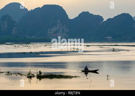 Vietnam, province de Ninh Binh, à l'intérieur des terres de la baie d'Ha Long, Ken Ga, paysage karstique autour de Hoa Lu Banque D'Images