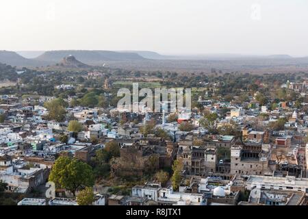 L'Inde, le Madhya Pradesh, Chanderi, vue sur la ville de Chanderi Fort remparts (Kirti Durg) Banque D'Images