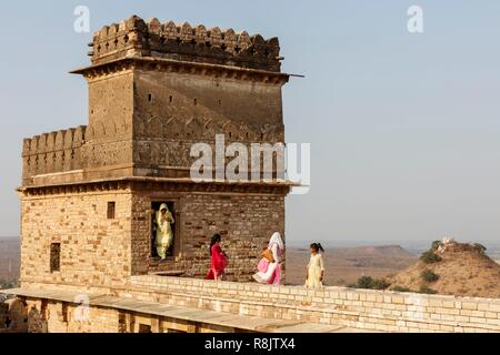 L'Inde, le Madhya Pradesh, Chanderi, quatre femmes sur Chanderi Fort remparts (Kirti Durg) Banque D'Images