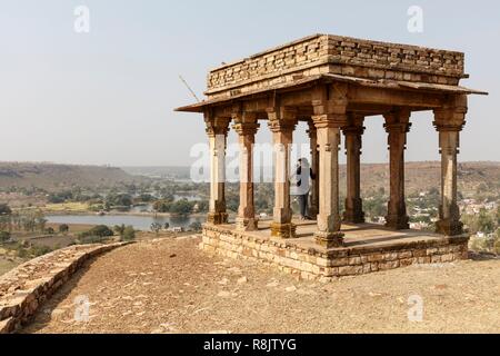 L'Inde, le Madhya Pradesh, Chanderi, vue sur les lacs de Baradari temple Banque D'Images