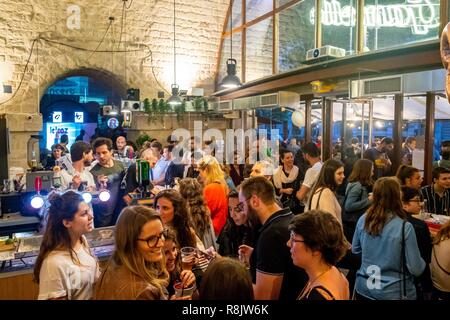 France, Paris, sous le Viaduc des Arts de la promenade plantée, le bar La gamelle Banque D'Images