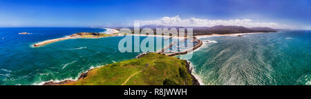 Panorama de l'antenne de la ville de Coffs Harbour et de la côte de l'île de l'océan Pacifique en Muffonbird face à plage de sable fin et du port de plaisance de déferlement des vagues wal Banque D'Images