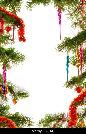 Sur le thème de Noël coloré cadre fabriqué à partir de branches de sapins décorés de boules de Noël sur fond blanc Banque D'Images