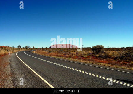 Point de vue de la conduite automobile dans le désert australien. Point de vue personnel conducteur de véhicule roulant sur route déserte, belle Australian Outback Banque D'Images