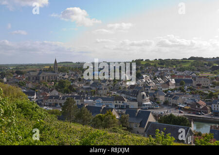 Vue aérienne de Port-en-Bessin-Huppain, Calvados, Normandie, France. Une clairière printemps ciel du soir. Port et le manche vers la droite Banque D'Images