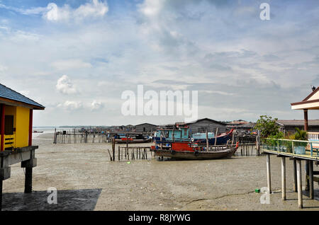 Bagan Sungai Lima Island, Malaisie - 30 décembre 2017 : un authentique village de pêcheurs chinois à Kampung Bagan Sungai Lima, la Malaisie - Kampung Bagan Soleil Banque D'Images