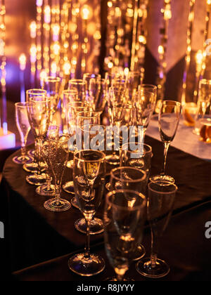 Fête du nouvel an arrière-plan flou avec des verres de champagne. Or vintage et d'artifice en effet bokeh Nouvel An et copie espace. holida Banque D'Images