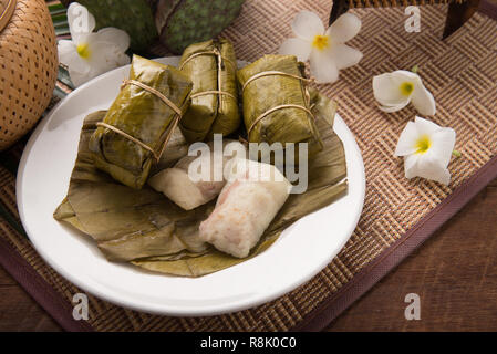 Les bananes avec le riz collant - Khao Tom Mat.Khao khao tom tom ou mat est un dessert Thaï et laotienne de riz gluant cuit assaisonné enroulé dans banana quitter Banque D'Images