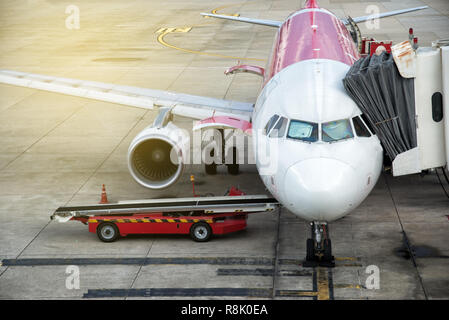 En avion aéroport desservi par l'équipe au sol. Chargement dans l'avion avant le départ.Préparation de l'avion avant le vol. Banque D'Images