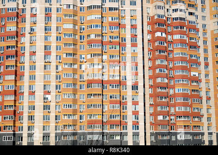 Façade verticale de plusieurs étages d'un grand bloc d'appartements avec de nombreux appartements Vue de face closeup Banque D'Images