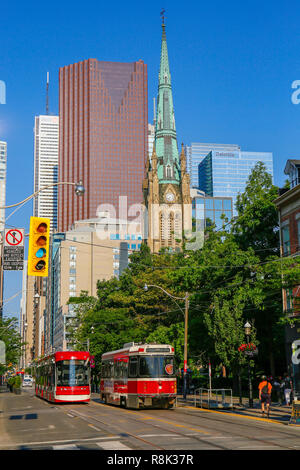 Canada, Province de l'Ontario, la ville de Toronto, le centre-ville, rue King Est, les tramways et la cathédrale St. James, St. James Anglican (épiscopal) Église Unie du Canada Banque D'Images