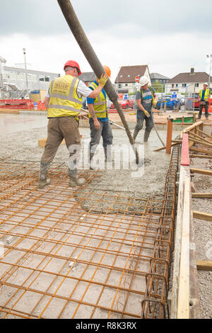 Couler la dalle de béton fondations à Maggies Life Centre Cardiff 13.06.2018. Photos : Phillip Roberts Banque D'Images