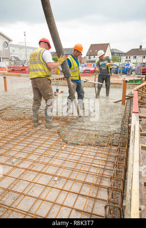 Couler la dalle de béton fondations à Maggies Life Centre Cardiff 13.06.2018. Photos : Phillip Roberts Banque D'Images