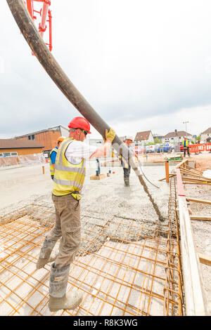 Couler la dalle de béton fondations à Maggies Life Centre Cardiff 13.06.2018. Photos : Phillip Roberts Banque D'Images