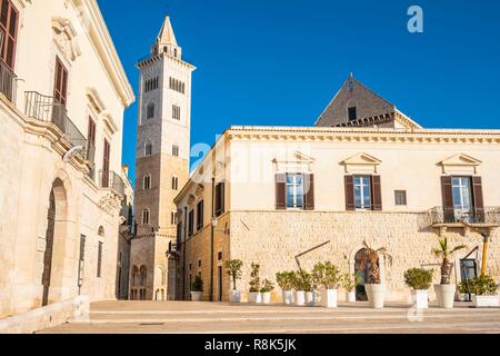 Italie, Pouilles, Trani, le clocher de la cathédrale de San Nicola Pellegrino (ou Duomo) fondé à la fin du 11ème siècle, parfait exemple de l'architecture romane des Pouilles, construit en utilisant la pierre locale d'un tuf calcaire Trani, Banque D'Images