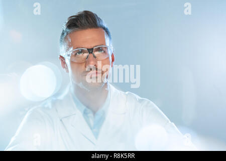 Beau portrait de chercheur scientifique à lunettes de protection jusqu'à la isolé sur blanc, concept d'intelligence artificielle Banque D'Images