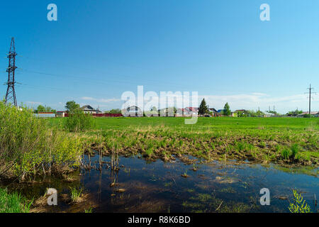 Paysage rural du solar spring day sur fond de ciel bleu Banque D'Images