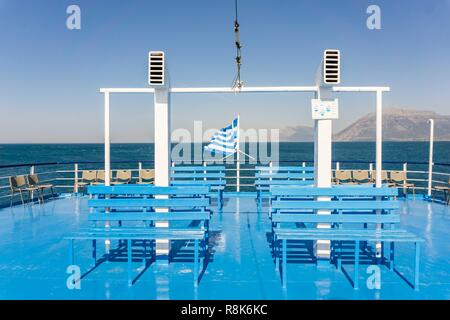 Un voyage en ferry de Rio à Patras, Grèce. Brandissant un drapeau grec est sur le pont Banque D'Images