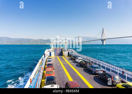 Un voyage en ferry de Rio à Patras, Grèce. - Rio Antirio pont à haubans sur l'arrière-plan Banque D'Images