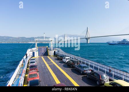 Un voyage en ferry de Rio à Patras, Grèce. - Rio Antirio pont à haubans sur l'arrière-plan Banque D'Images